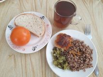 3 день. Завтрак биточки куриные в соусе,гречка рассыпчатая,батон, чай сладкий,  салат из соленых овощей, свежий фрукт